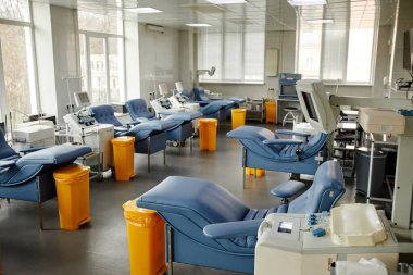 Modern ekipmanların geniş açılı arkaplan görüntüsü ve kan bağışı merkezinde sıralı tıbbi sandalyeler, kopyalama alanı