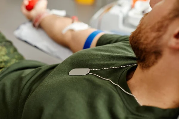 Detailní Záběr Vojáka Darujícího Krev Nemocničním Centru Kopírovací Prostor — Stock fotografie