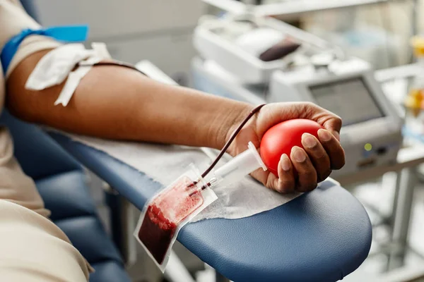 Zbliżenie Czarny Kobieta Dający Krew Skupiać Się Ręka Trzymając Czerwony — Zdjęcie stockowe