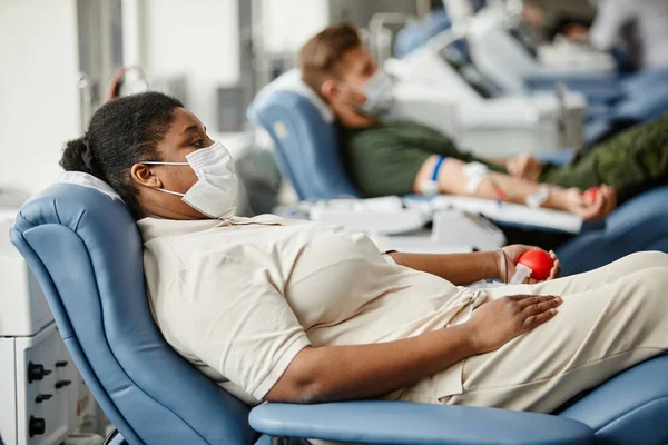 Tıbbi Bağış Merkezinde Kan Verirken Maske Takan Insanların Yan Görünüm — Stok fotoğraf