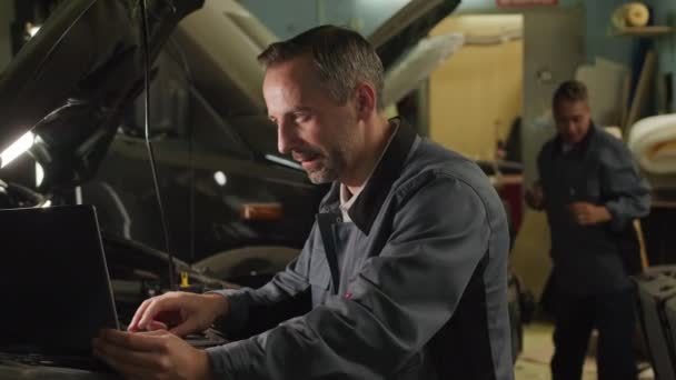 Paar Verschiedener Mechaniker Blauen Uniformen Reparieren Wohnmobile Auto Service Center — Stockvideo