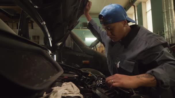 Serious Female Auto Mechanic Fixing Camper Van Examining Details Its — стоковое видео