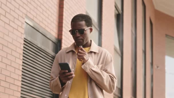 Tracking Medium Slowmo Young Black Man Dark Sunglasses Smoking Electronic — Stock Video