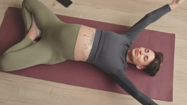 Top View Young Caucasian Pregnant Woman Tattoo Her Belly Stretching — Vídeos de Stock