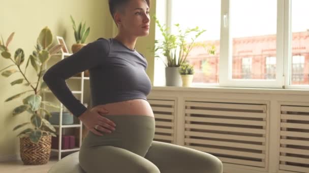 Active Young Pregnant Woman Short Haircut Tattoo Her Tummy Doing — Stok video