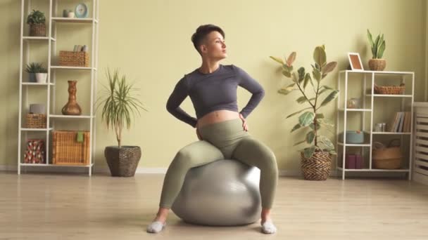 Slim Young Pregnant Woman Short Dark Hair Doing Exercises Fit — Vídeo de stock