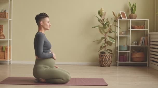 Slowmo Concentrated Young Pregnant Woman Sitting Her Laps Yoga Mat — Stock Video