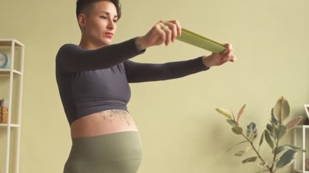 Tilt Shot Active Young Pregnant Woman Tattoo Her Belly Exercising — Vídeo de Stock