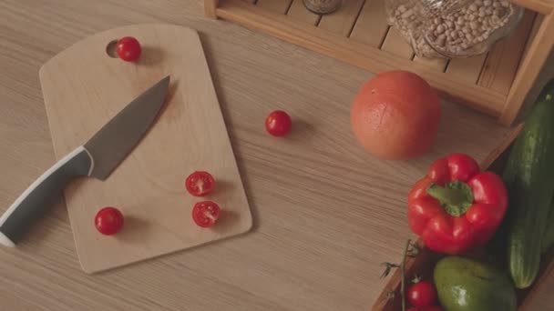 Top View Wooden Cutting Board Fresh Fruits Vegetables Kitchen Table — ストック動画