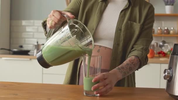 Cropped Slowmo Tattooed Pregnant Woman Pouring Healthy Green Smoothie Blender — Vídeo de stock