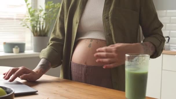 Cropped Shot Tattooed Woman Expecting Baby Working Laptop Home Drinking — Αρχείο Βίντεο