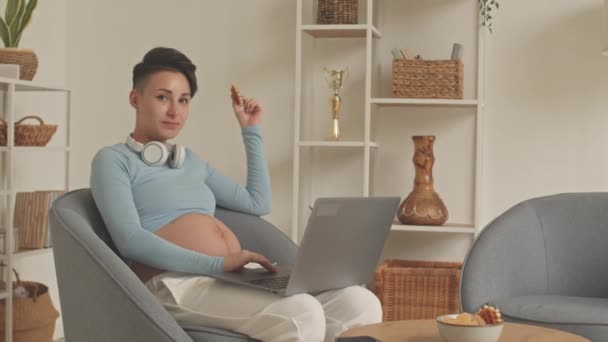 Portrait Modern Young Caucasian Pregnant Woman Short Brown Hair Working — Stock video