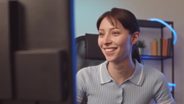 Sonriente Chica Caucásica Sus Años Mirando Monitor Computadora Mientras Juega — Vídeo de stock