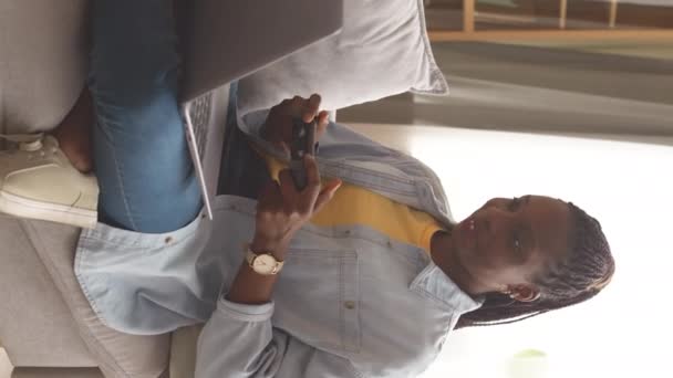 Pionowe Skoncentrowane Młoda Czarna Kobieta Gra Gry Komputerowe Laptopie Kontrolerem — Wideo stockowe
