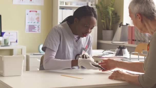 Молодая Афроамериканка Ветеринар Осматривает Змею Разговаривает Владельцем Время Приема Клинику — стоковое видео