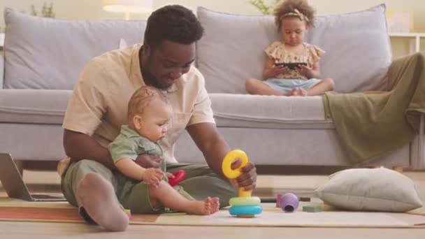 Cuidar Padre Afroamericano Lindo Hijo Pequeño Jugando Con Colorida Pirámide — Vídeo de stock