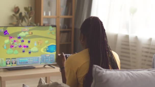 Zadní Pohled Afroameričanky Pomocí Regulátoru Při Hraní Fascinující Rpg Videohry — Stock video