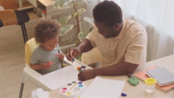 Suddetto Sparo Uomo Nero Sua Figlia Bambina Carina Che Disegna — Video Stock