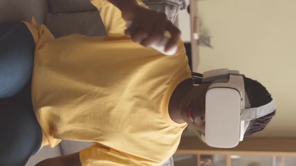 Yaşlarının Başında Video Oyunu Oynayan Afrikalı Amerikalı Bir Kızın Dikey — Stok video