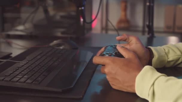 Bilgisayarda Çevrimiçi Video Oyunu Oynarken Denetleyici Kullanan Tanınamayan Oyuncunun Ellerinin — Stok video