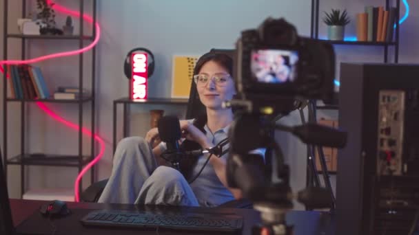 Kafkasyalı Bilgisayar Oyuncusu Kız Mikrofonla Konuşuyor Kameraya Video Blogu Kaydediyor — Stok video