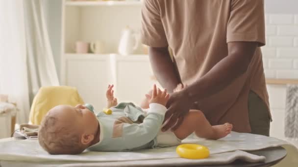 Recortado Tiro Cuidado Padre Afroamericano Cambiando Pañal Para Hijo Bebé — Vídeos de Stock