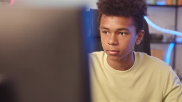 Biracial Adolescente Gamer Sentado Escritorio Delante Del Monitor Computadora Jugando — Vídeo de stock