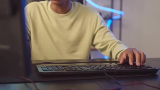 Oříznuté Zpomalení Nepoznatelné Teenager Pomocí Klávesnice Myši Při Hraní Videohry — Stock video