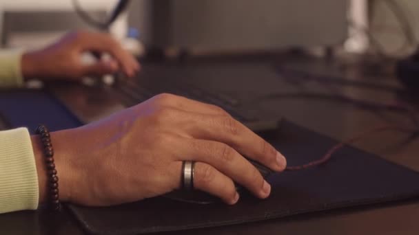 Fechar Mãos Jogador Irreconhecível Usando Teclado Mouse Enquanto Joga — Vídeo de Stock
