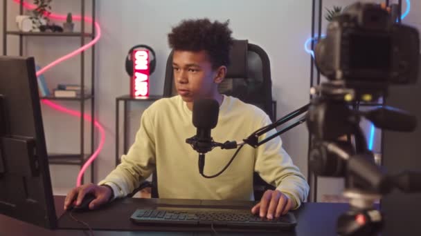 Biracial Teenager Junge Spricht Mikrofon Und Mit Maus Und Tastatur — Stockvideo