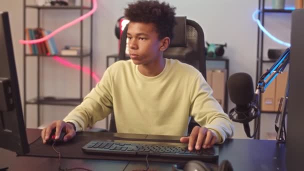 Bilgisayarda Video Oyunu Oynayan Melez Ergen Çocuk Klavyedeki Tuşlara Basıyor — Stok video