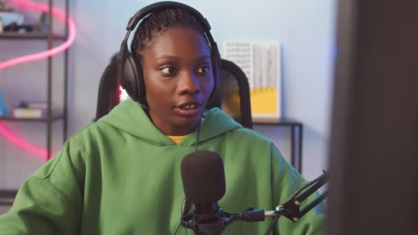 Poitrine Vers Haut Jeune Femme Noire Dans Les Écouteurs Parler — Video