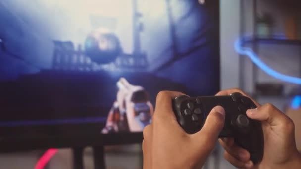 Fechar Mãos Irreconhecíveis Gamer Usando Controlador Durante Jogo Fps — Vídeo de Stock