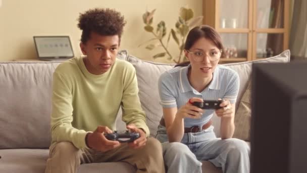 Dois Amigos Geração Multiétnica Usando Controladores Jogar Jogos Vídeo Sofá — Vídeo de Stock