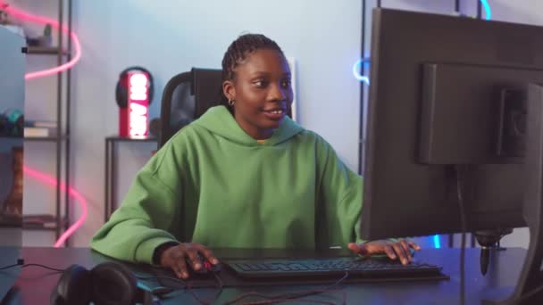 Aufstehen Eines Konzentrierten Afroamerikanischen Spielermädchens Beim Computerspiel Schreibtisch Einem Dunklen — Stockvideo