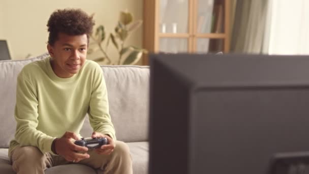 Biracial Tizenéves Fiú Viselkedik Vidáman Megnyerése Után Videojáték Játszik Otthon — Stock videók