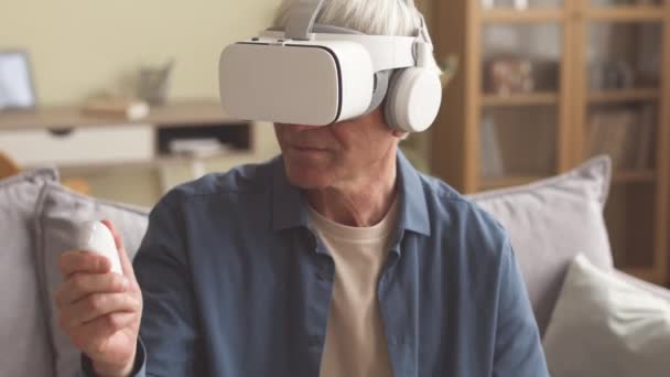 Grijs Harige Senior Man Headset Met Behulp Van Controller Tijdens — Stockvideo