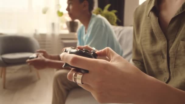 Close Dvou Různých Mladých Přátel Pomocí Regulátorů Při Hraní Videohry — Stock video