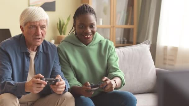 Dva Veselé Multigenerační Multietnické Přátelé Mají Dobrý Čas Spolu Hrát — Stock video
