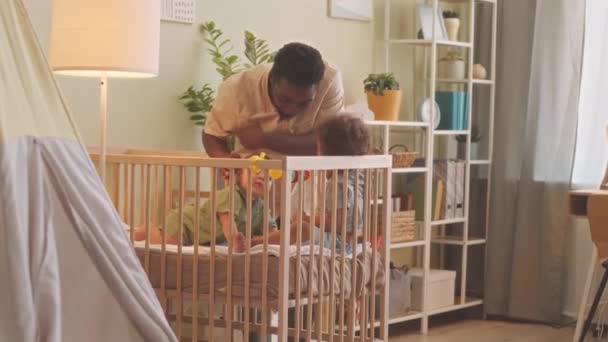 Afro Amerikaanse Vader Zorgt Voor Zijn Peuter Zoon Dochter Houten — Stockvideo