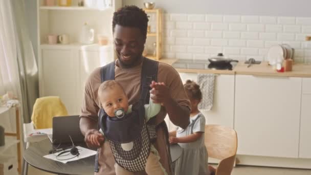 Vrolijke Afro Amerikaanse Man Dansen Met Schattige Baby Zoon Vervoerder — Stockvideo