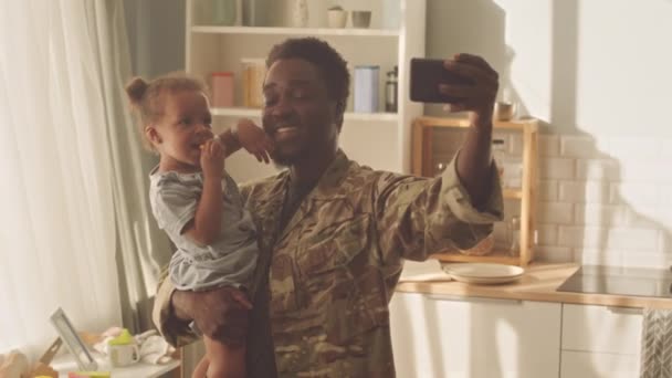 Fröhlicher Afroamerikanischer Mann Macht Selfie Porträt Auf Smartphone Mit Seinem — Stockvideo