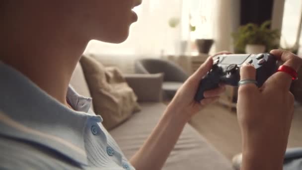 Κλείσιμο Του Ειδικευμένου Gamer Girl Πατώντας Κουμπιά Στο Χειριστήριο Πολύ — Αρχείο Βίντεο