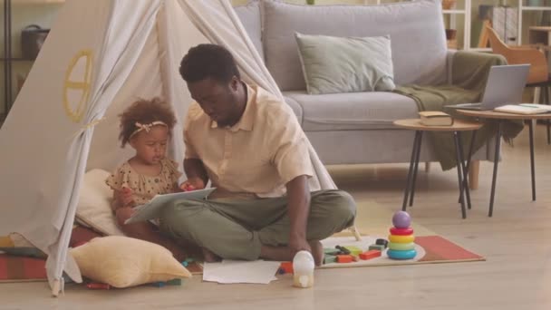 Bastante Afroamericana Niña Padre Amoroso Sentado Juntos Tienda Campaña Sala — Vídeo de stock