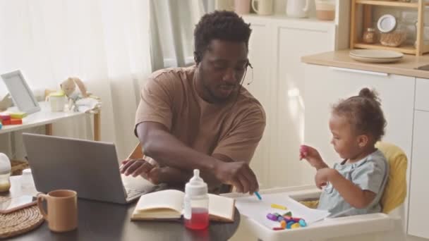 Hombre Negro Con Hija Pequeña Trabajando Centro Llamadas Desde Casa — Vídeos de Stock