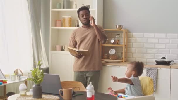 Uomo Afro Americano Che Parla Telefono Discutendo Lavoro Mentre Sta — Video Stock