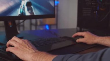 Bilgisayarda fps çalarken fare ve klavye kullanan tanınamayan erkek oyuncu