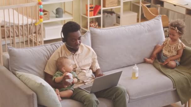 Africano Americano Homem Cuidando Seus Dois Filhos Criança Enquanto Trabalhava — Vídeo de Stock
