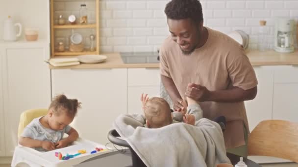 Jovem Homem Negro Feliz Brincando Com Seu Filho Bebê Amado — Vídeo de Stock