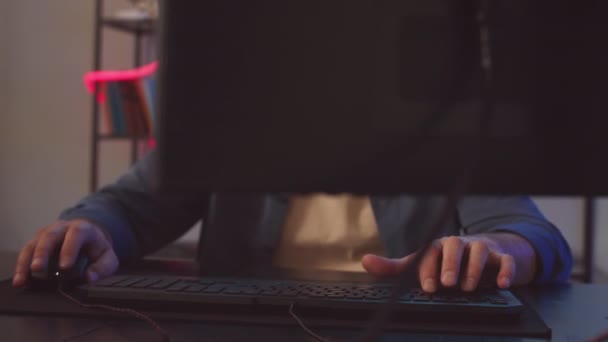 지도된 점화를 책상에 게임을 흥분된 남자의 자르십시오 — 비디오